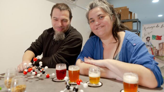 Le couple fondateur de Nova Vida dégustant leurs bières artisanales