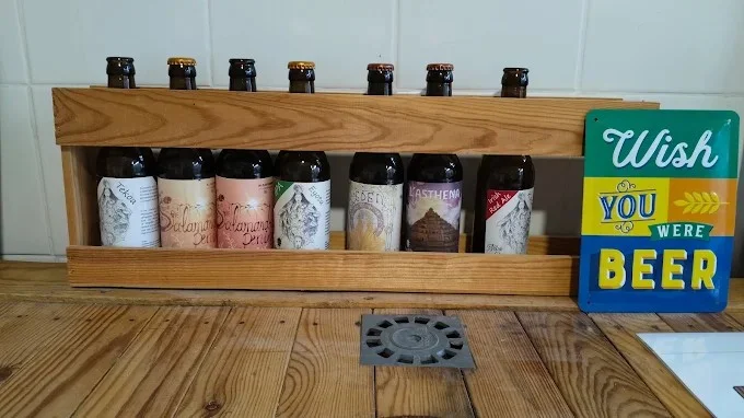 Gama de cervejas artesanais Nova Vida em suporte de madeira